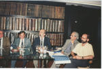 Grupo de hombres alrededor de una mesa
